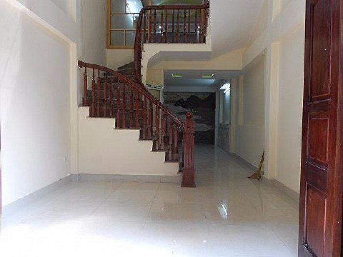 Bán nhà ngõ 175Lạc Long Quân, Phường Nghĩa Đô dt 42 m2 x 5 t giá 4,5 tỷ ô tô cách nhà 5 m