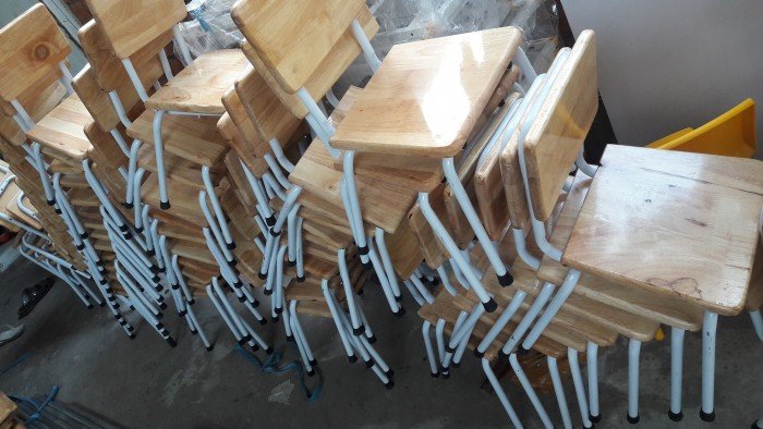 Ghế gỗ chân sắt cho trường mầm non3