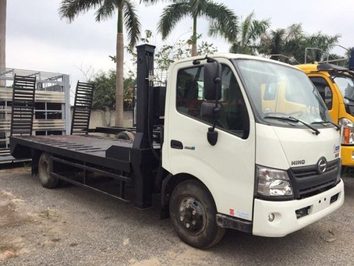 Xe ô tô nâng đầu chở máy chuyên dùng hino
