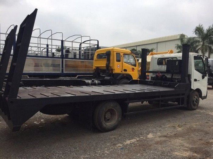 Xe ô tô nâng đầu chở máy chuyên dùng hino