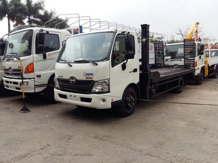 Xe ô tô nâng đầu chở máy chuyên dùng hino