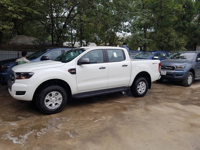 Bán Ford Ranger XLS.MT đời 2017, màu bạc, nhập khẩu chính hãng, 615 triệu