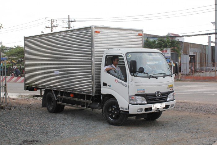 Xe tải Hino XZU730L 4.4 tấn thùng composite