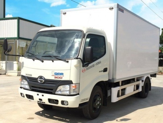 Xe tải Hino XZU730L 4.4 tấn thùng composite