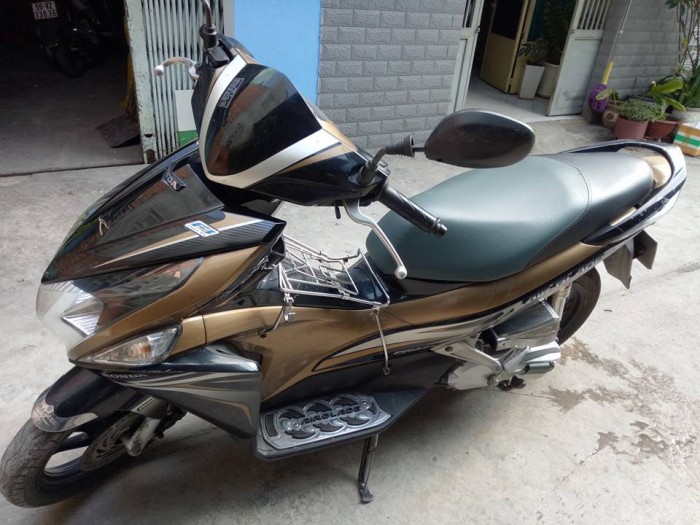 Honda Airblade Fi màu vang  den bstp 2k12 mới 95% xe máy móc nguyên zin