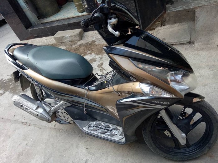 Honda Airblade Fi màu vang  den bstp 2k12 mới 95% xe máy móc nguyên zin