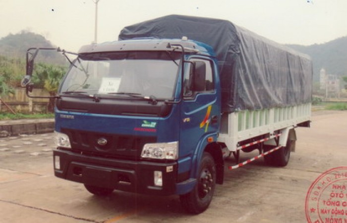 Xe tải 6t5 Máy NISSAN, VT650 thùng mui bạc thùng 6m1