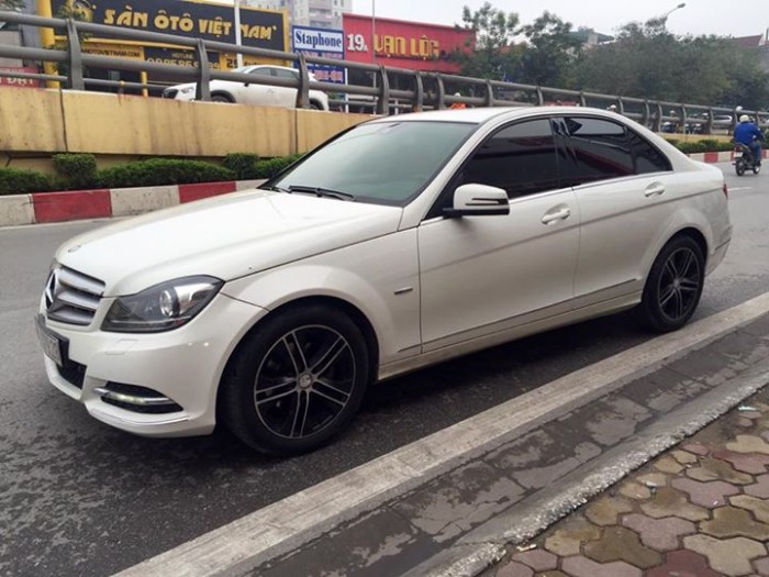 Cần bán Mercedes Benz C lass C200 BE -2011