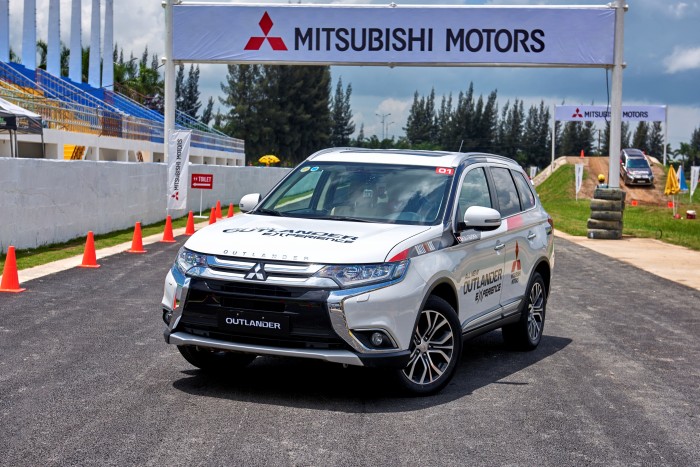 Mitsubishi Outlander 2017 phiên bản cao cấp 7 chỗ có gì?