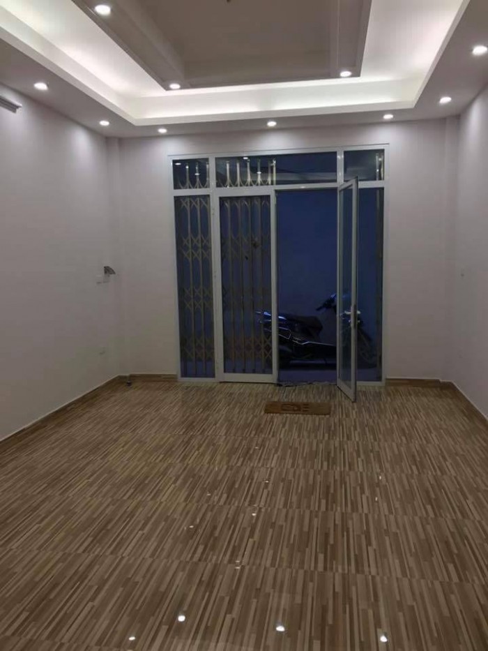 Cần bán nhà Tôn Thất Tùng, Đống Đa 38m2 5 tầng đẹp, giá 3.7 tỷ.