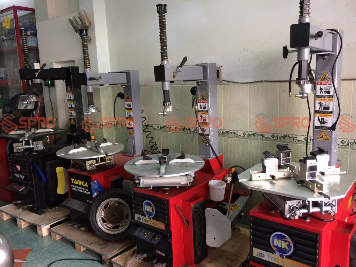 Máy tháo lốp, Máy ra vào lốp xe máy giá bao nhiêu tiền