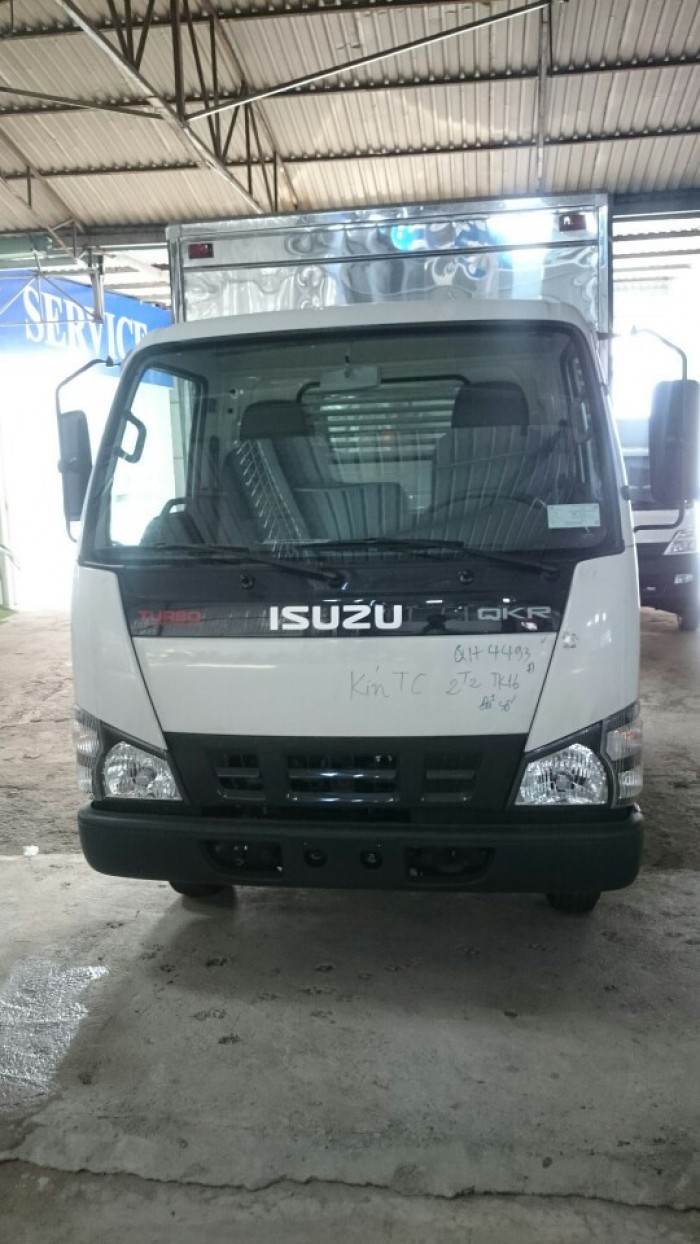 Xe ISUZU 2.2T vào thành phố ban ngày