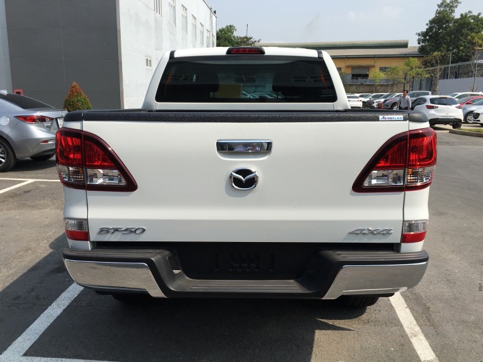 Mazda BT50 2.2 MT 2018 đủ màu, Mazda Bình Dương có xe giao ngay, hỗ trợ vay 85% và nhiều quà tặng