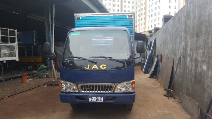Xe tải JAC 2,4 tấn thùng kín. Mới 100% giá tốt