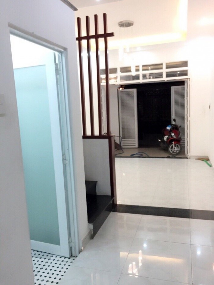 Bán nhà phố tại 90/57D Dương Cát Lợi, DT 200m2, 4 phòng ngủ, sân thượng, hẻm xe hơi, Giá 2.8 Tỷ