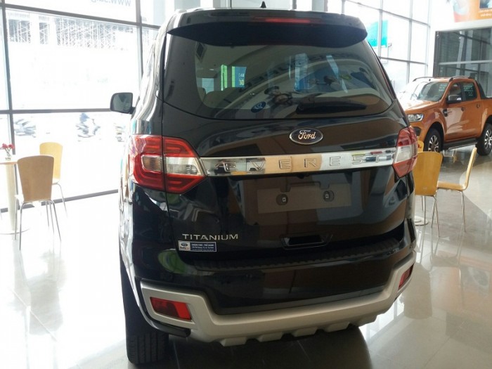 Ford Everest 2.0 Titanium AT 4x2, có xe giao ngay