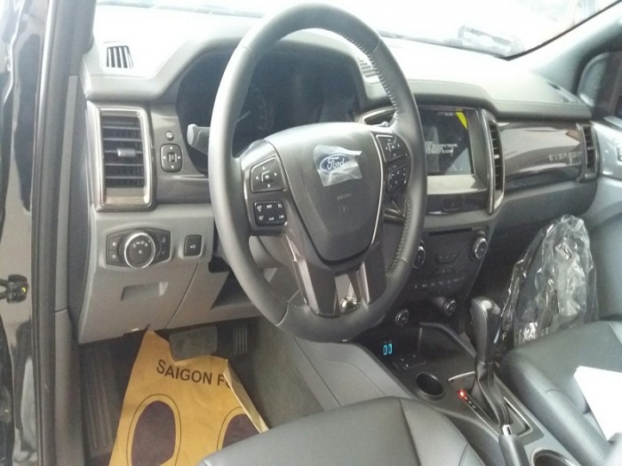 Ford Everest 2.0 Titanium AT 4x2, có xe giao ngay