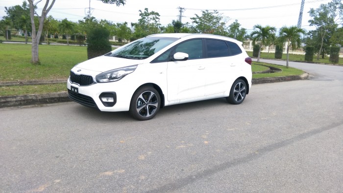 Chỉ với 134 triệu có ngay xe 7 chổ (Kia Rondo)