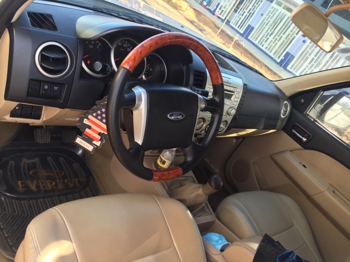Bán Ford Everest 4x2 MT ghi bạc sx 2009