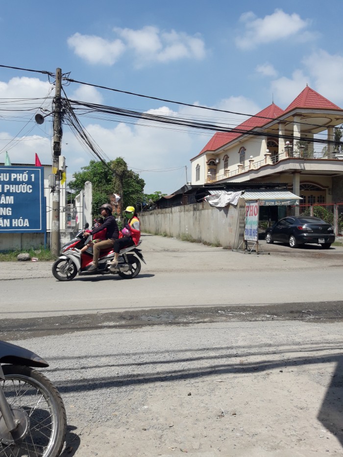 Cần bán đất mặt tiền QL 13 cũ đối diện chợ buôn bán đong người, anh ninh tốt