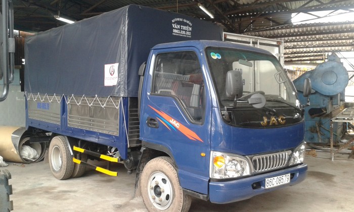 Xe Jac 2.4 tấn thùng mui bạt màu xanh vào TP