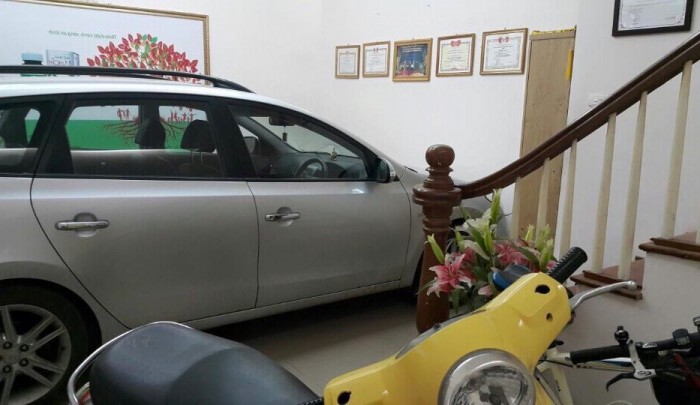 Chỉ hơn 5 tỷ có ngay nhà 5 tầng phân lô ô tô lô góc Lê Trong Tấn
