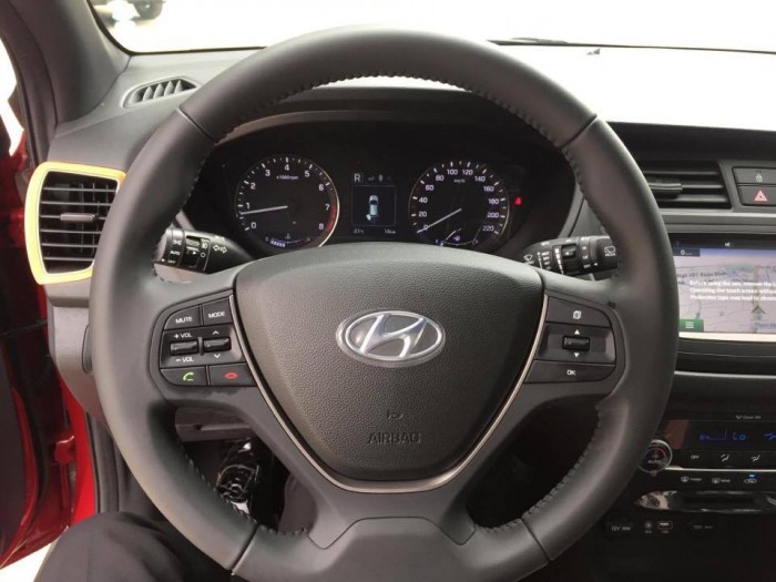 Bán Hyundai i20 Active 2017 màu trắng, giá cạnh tranh.