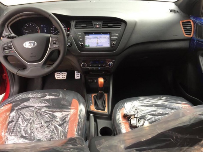 Bán Hyundai i20 Active 2017 màu trắng, giá cạnh tranh.