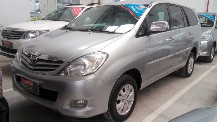 Bán xe Innova V số tự động màu bạc đời 2010