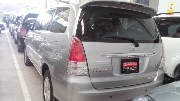 Bán xe Innova V số tự động màu bạc đời 2010