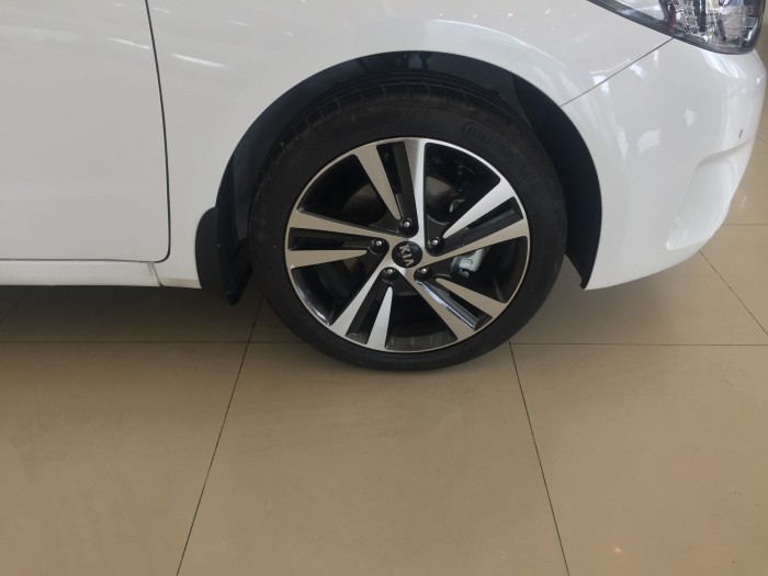 Tặng ốp bô đôi Cerato 1.6 AT tháng 05/2017, trả trước 20% nhận xe ngay