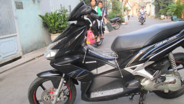 HONDA AIR BLADE (AB),NGAY CHỦ.màu đỏ đen.2009