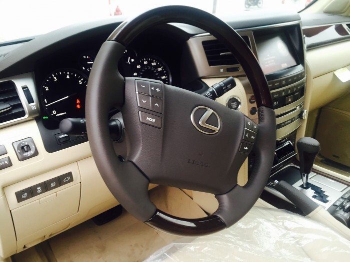 Bán lexus lx570 màu đen nhập khẩu mỹ sản xuất 2015 đủ hết đồ có phanh khoảng cách