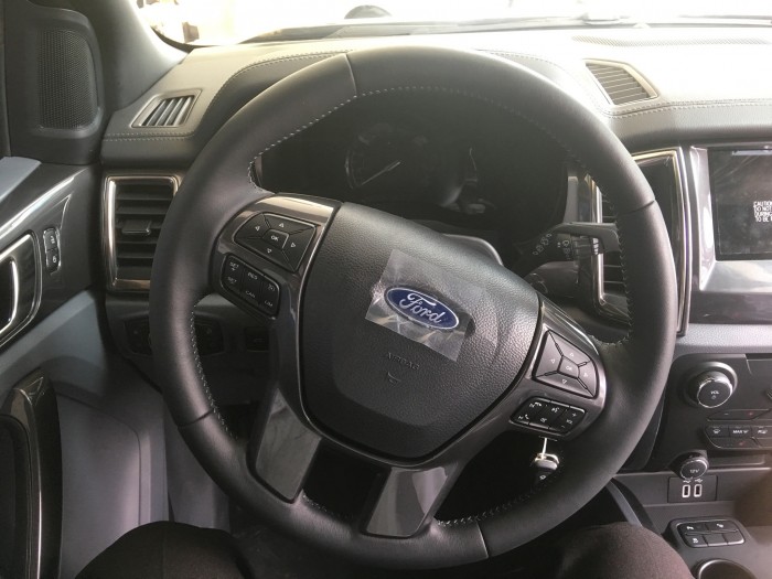Bán xe Ford Everest  7 chỗ Titanium AT đời 2017-Ngân hàng hỗ trợ 80%
