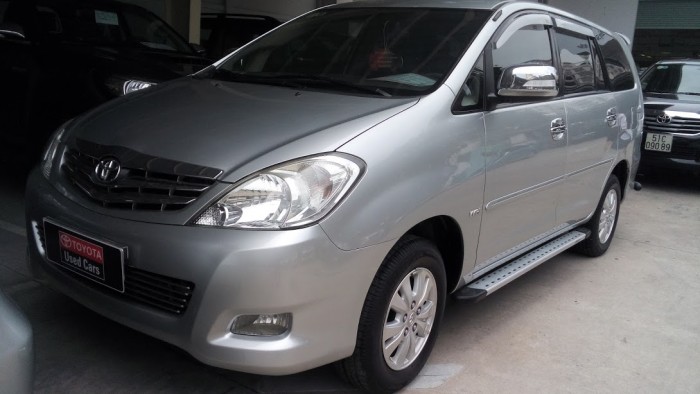 Innova V màu bạc, số tự động đời 2011