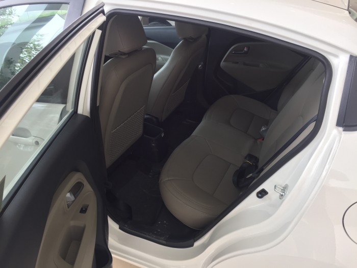 Xe Kia Rio 1.4 số sàn nhập khẩu trả trước 90 triệu nhận xe.