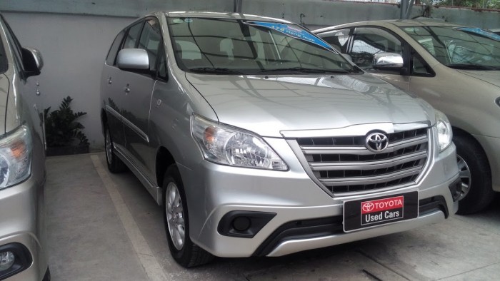 Bán xe Innova số sàn đời 2014 màu bạc