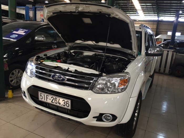 Bán Ford Everest 4x2 MT màu trắng sx 2015