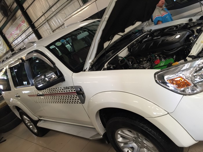 Bán Ford Everest 4x2 MT màu trắng sx 2015
