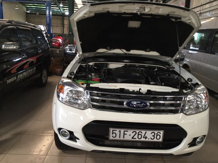 Bán Ford Everest 4x2 MT màu trắng sx 2015