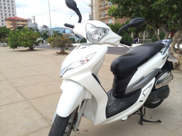 Sym shark màu trắng 2k11 bstp mới 95% xe đẹp máy êm nguyên Zin 1 chủ sử dụng