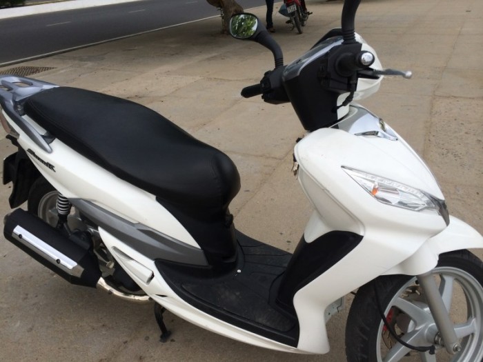 Sym shark màu trắng 2k11 bstp mới 95% xe đẹp máy êm nguyên Zin 1 chủ sử dụng