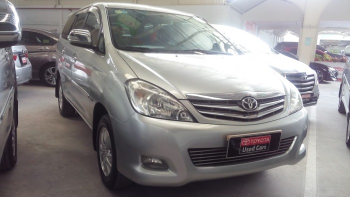 Innova V số tự động đời 2011 màu bạc