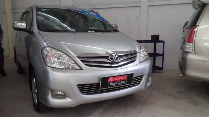 Innova V số tự động đời 2011 màu bạc