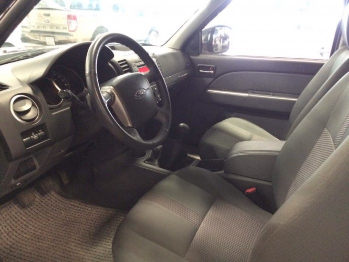 Bán Ford Everest 4x2 MT màu đen sx 2013
