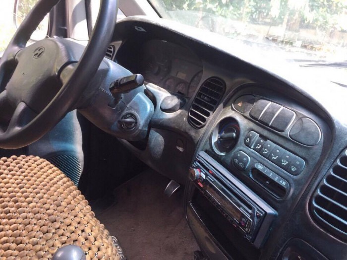 Cần bán HYUNDAI LIBERO màu trắng đời 2004