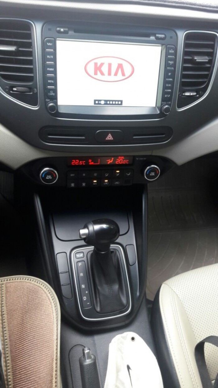 Bán Kia Rondo 2.0AT 2016 màu vàng cát bản thiếu như mới