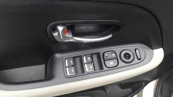 Bán Kia Rondo 2.0AT 2016 màu vàng cát bản thiếu như mới