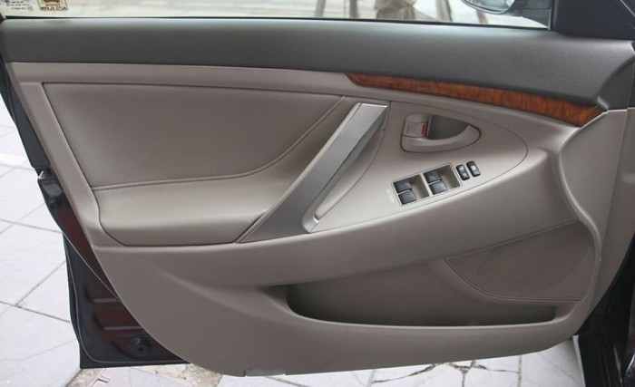 Toyota Camry 2.4G 2007 mầu đen nội thất kem lắp dáp trong nước, đi được 8 vạn KM.