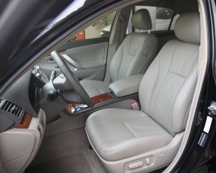 Toyota Camry 2.4G 2007 mầu đen nội thất kem lắp dáp trong nước, đi được 8 vạn KM.